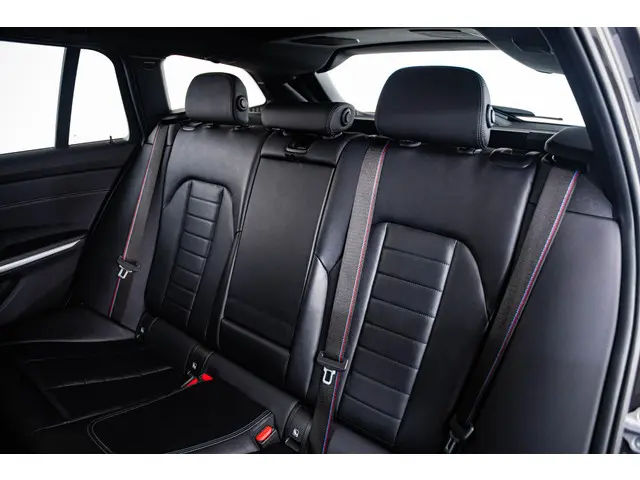 BMW 3 Serie Touring 330i Executive Edition 2020 Benzine 19