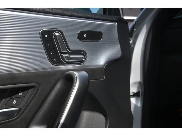 Mercedes-Benz A-Klasse 200 Bns Sol. AMG 2018 Benzine 16