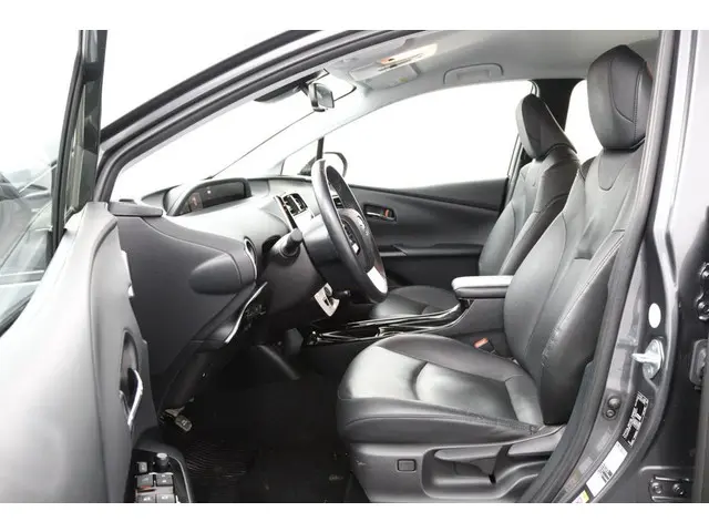 Toyota Prius 1.8 Plug-in Executive 2019 Hybride Benzine 17