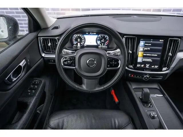 Volvo V60 2.0 B3 Momentum Advantage 2020 Benzine 18