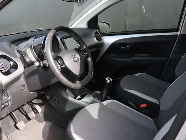 Toyota Aygo 1.0 VVT-i x-play 2022 Benzine 8