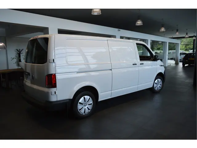 Volkswagen Transporter 2.0 TDI L2H1 28 150pk 2023 Diesel 4
