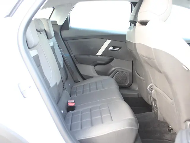 Citroën C4 HYBRID 145 BUSINESS 2025 Hybride Benzine 12