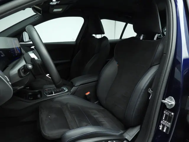 BMW 1 Serie 5-Deurs 120 2025 Benzine 7