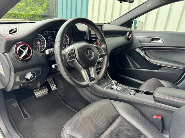 Mercedes-Benz A-Klasse AMG 45 4MATIC 2013 Benzine 17