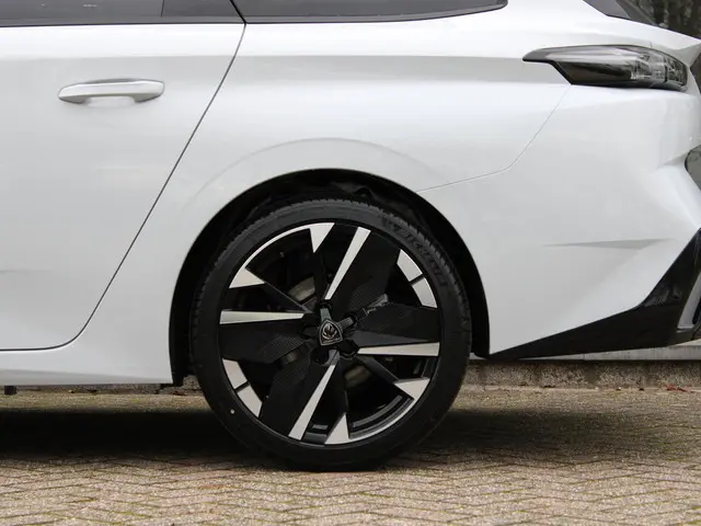 Peugeot 308 SW HYBRID 145 GT 2025 Hybride Benzine 13