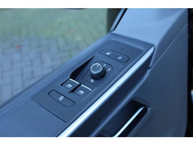Volkswagen Transporter 2.0 TDI L2H1 30 Bulli 2024 Diesel 9