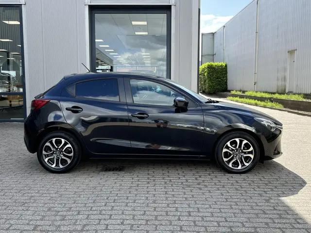 Mazda 2 3