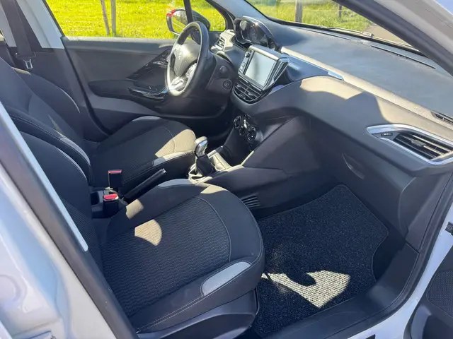 Peugeot 208 1.2 VTi Style 2014 Benzine 13