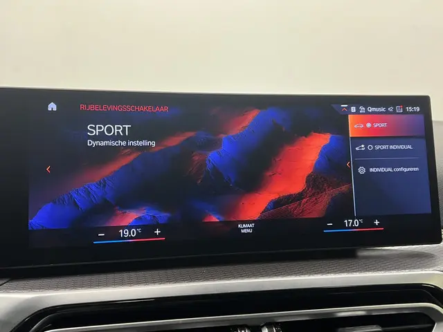 BMW 3 Serie Touring 318i 2023 Benzine 25