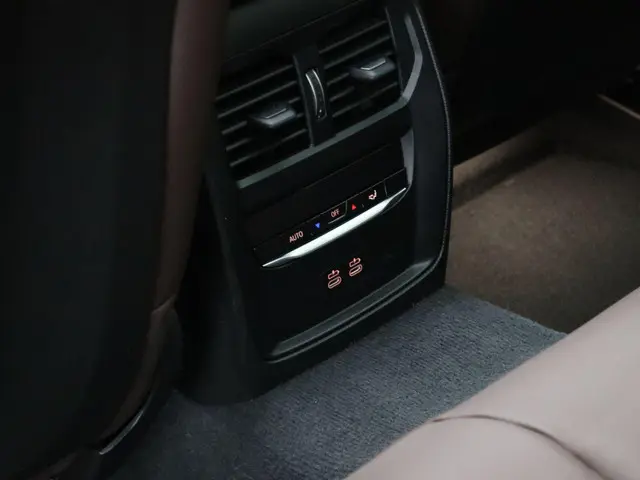 BMW 3 Serie Touring 330i 2024 Benzine 29