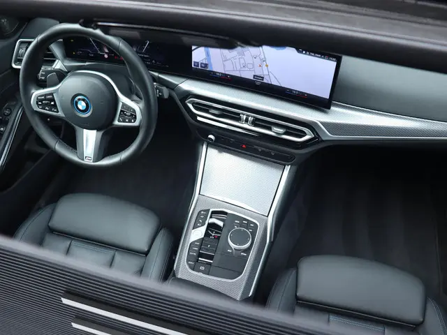 BMW 3 Serie Touring 330e xDrive 2024 Hybride Benzine 12