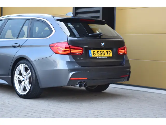 BMW 3 Serie Touring 320i High Executive 2017 Benzine 4