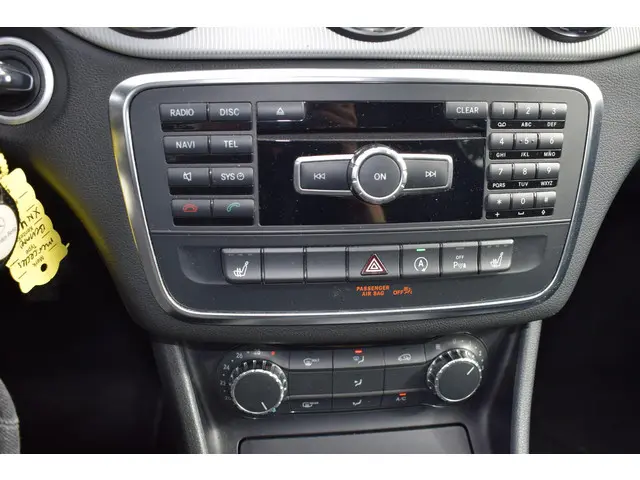 Mercedes-Benz GLA 180 Prestige 2015 Benzine 56