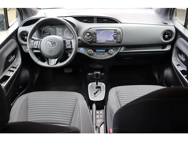 Toyota Yaris 1.5 Hybrid Bi-Tone, Navi 2018 Hybride Benzine 4