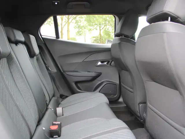 Peugeot 2008 1.2 Hybrid 145 Allure 2025 Hybride Benzine 7