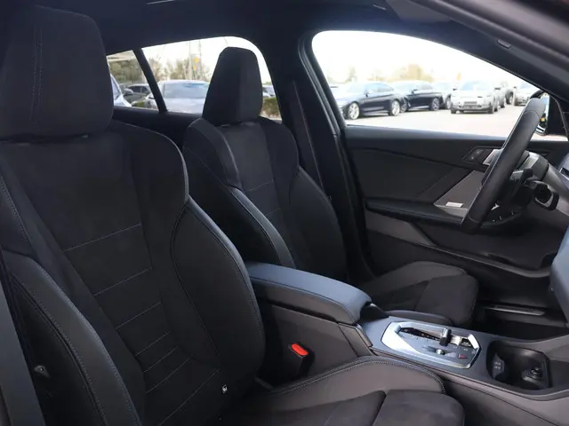 BMW 1 Serie 120 2025 Benzine 11