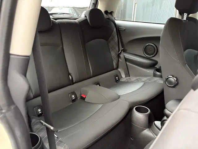 MINI Cooper Mini 1.5 Chili Serious Business 2016 Benzine 17