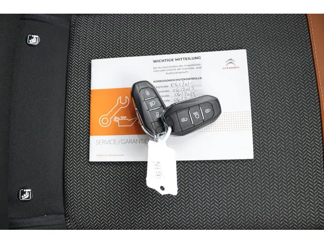 Citroën C3 1.2 PureTech S&S Shine zwart 2017 Benzine 34