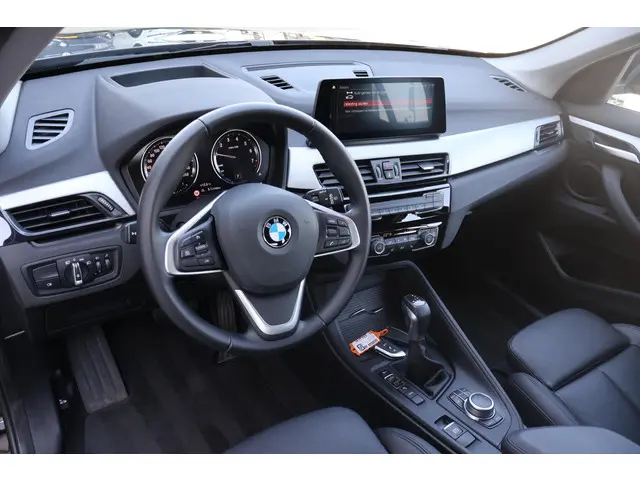 BMW X1 xDrive25e Executive 2021 Hybride Benzine 12