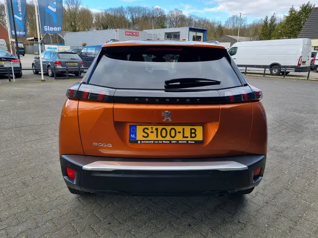 Peugeot 2008 1.2 PureTech Allure 2023 Benzine 6