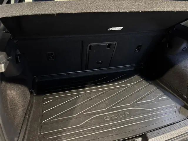 Volkswagen Golf 1.0 TSI Life Business 2023 Benzine 32