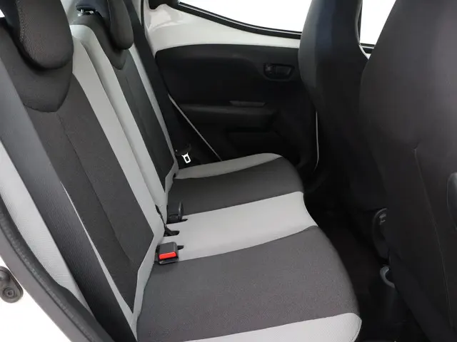 Toyota Aygo 1.0 VVT-i X-PLAY 5-DEURS 2015 Benzine 11