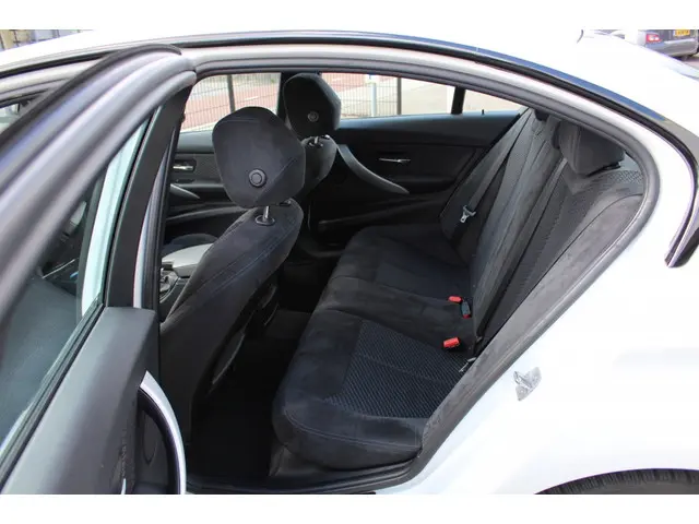 BMW 3 Serie 316i Executive 2015 Benzine 16