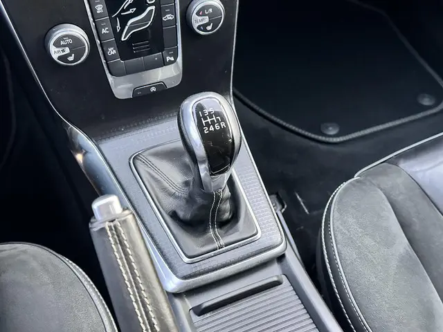 Volvo V40 2.0 T2 R-Design 2016 Benzine 22