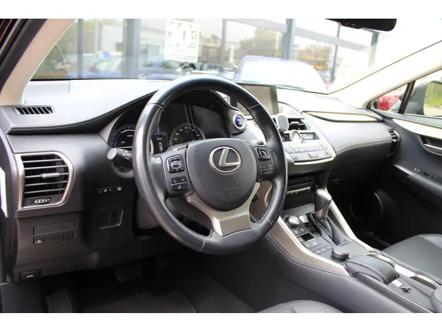 Lexus NX 300h AWD 25th Edition 2015 Hybride Benzine 8