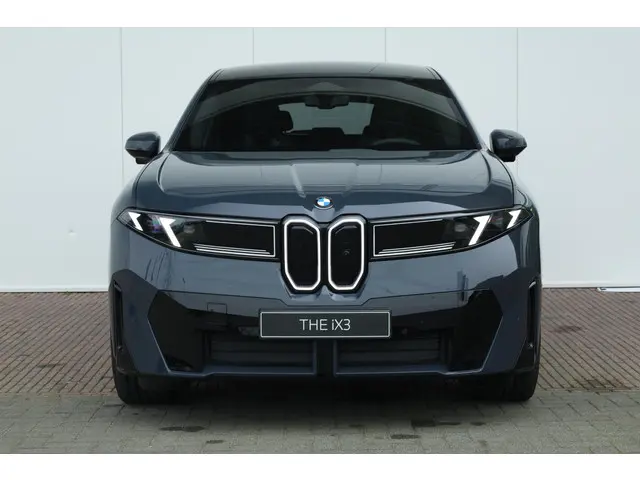 BMW iX3 2