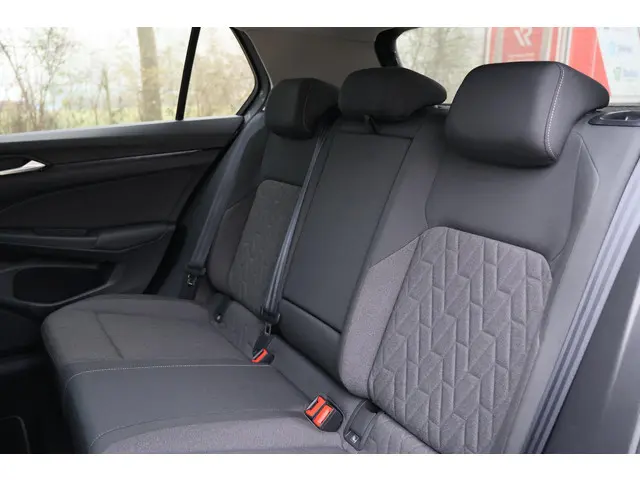 Volkswagen Golf 1.5 eTSI Life Edition 2024 Benzine 18