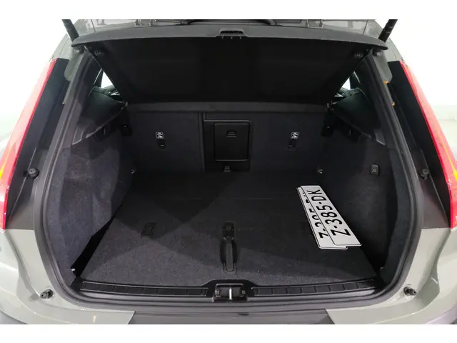 Volvo XC40 2.0 B4 Plus Dark 2024 Hybride Benzine 32