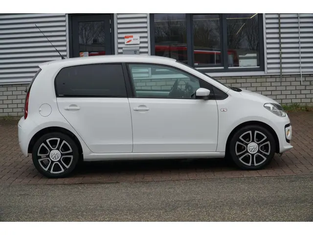 Volkswagen up! 1.0 high up! BlueMotion NAVI 2013 Benzine 11