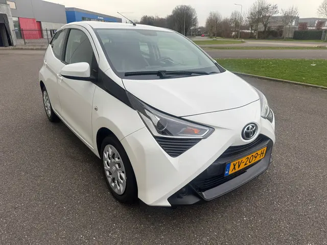 Toyota Aygo 1.0 VVT-i x-play Airco carplay 2019 Benzine 3