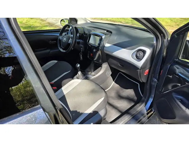 Toyota Aygo 1.0 VVT-i x-clusiv cabrio 2017 Benzine 12