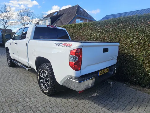 Toyota Tundra 5.7L V8 2015 Benzine 6