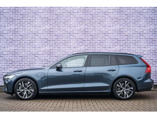 Volvo V60 T6 Recharge AWD R-Design 2022 Hybride Benzine 2