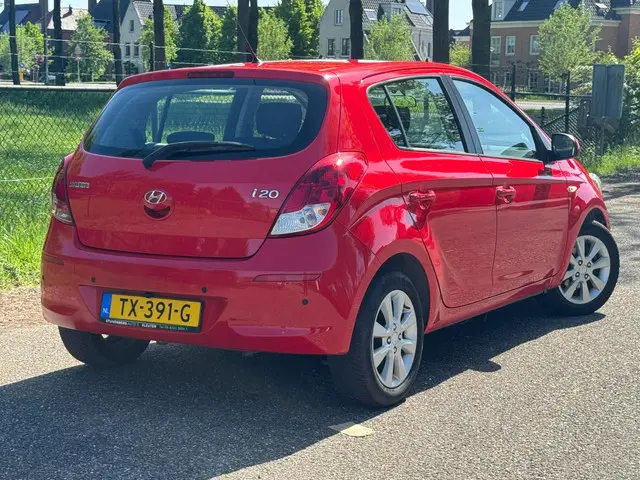 Hyundai i20 1.2i i-Catcher /Airco/Navi/Camera/ 2013 Benzine 3