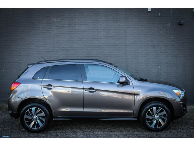 Mitsubishi ASX 1.6 Cleartec Invite+ 2015 Benzine 2