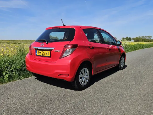 Toyota Yaris 1.0 VVT-i Aspiration 2013 Benzine 3