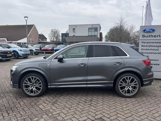 Audi Q3 45 TFSI e S edition 2022 Hybride Benzine 4