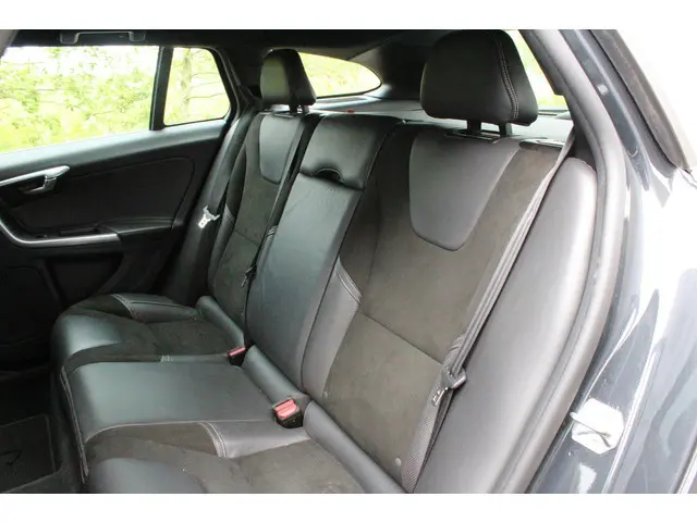 Volvo V60 1.6 T3 R-Design 2015 Benzine 11