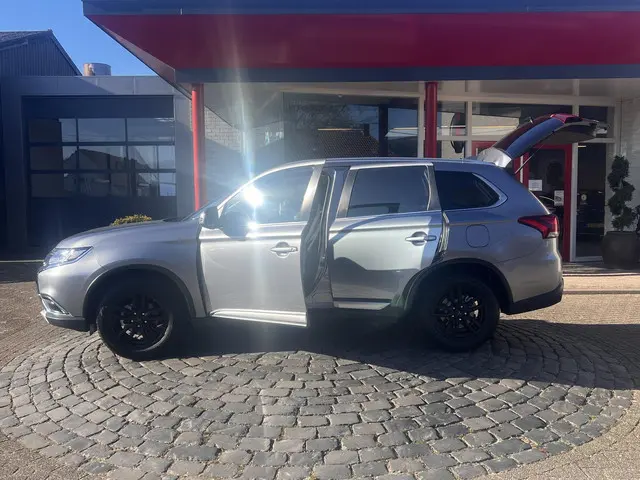 Mitsubishi Outlander 2.0 Business Edition 2018 Benzine 26
