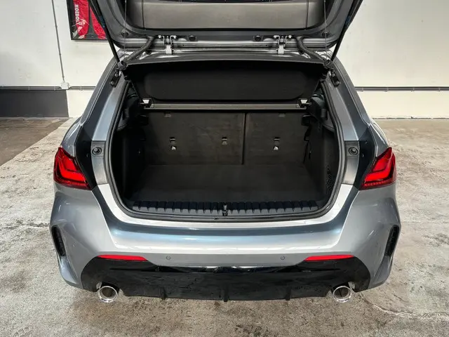 BMW 1 Serie 120i Business Edition 2022 Benzine 30