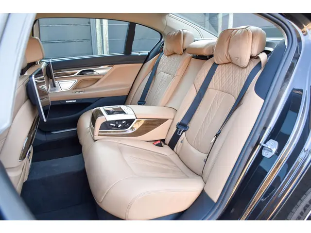 BMW 7 Serie 740Li High Executive 2015 Benzine 31