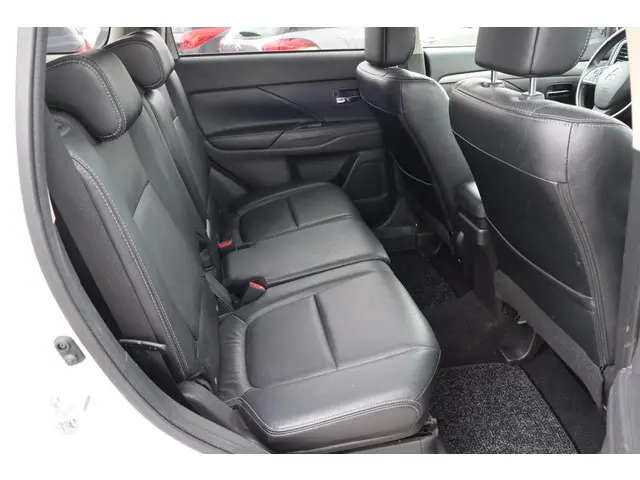 Mitsubishi Outlander 2.0 Instyle 2014 Benzine 18