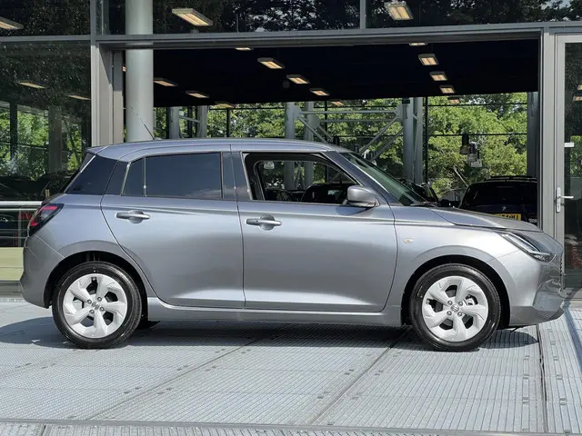 Suzuki Swift 1.2 Select Smart Hybrid 2024 Benzine 18