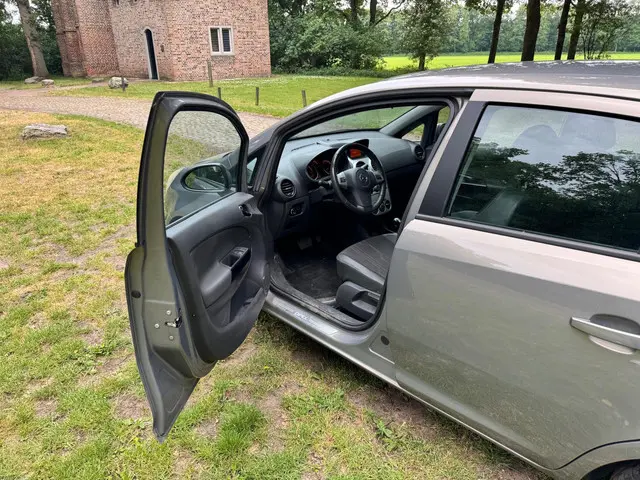 Opel Corsa 1.2-16V Anniversary Edition 2012 Benzine 8