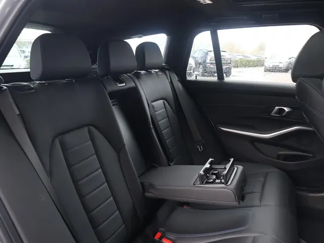 BMW 3 Serie Touring 320e 2023 Hybride Benzine 18